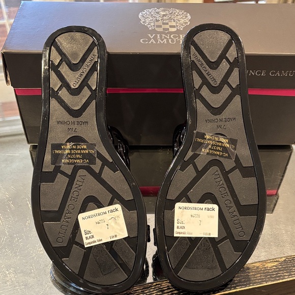 New with tags Vince Camuto Glossy Black Chain-Link Toe-Loop Sandals - Picture 3 of 7